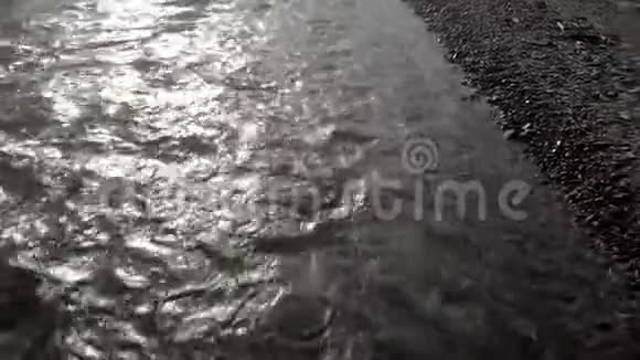 带石头的河滩视频的预览图