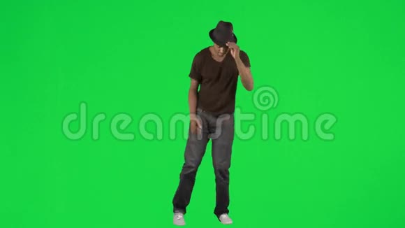 戴着帽子跳舞的年轻人视频的预览图