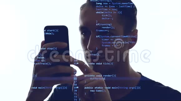 双重阐述的人程序员使用智能手机与蓝色代码在他智能手机的概念开发应用程序视频的预览图