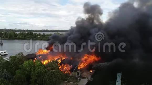 大火后烧毁工业仓库中心大楼的鸟瞰图视频的预览图