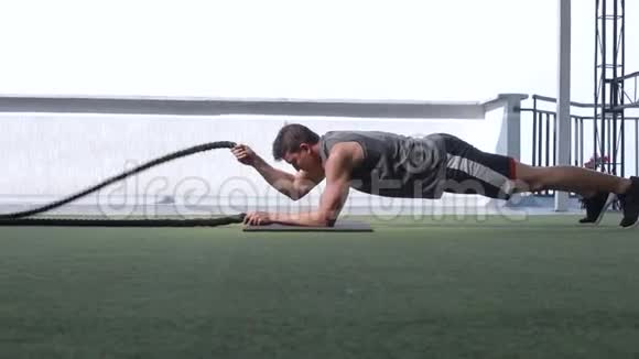 在健身房用绳子锻炼的人视频的预览图