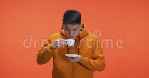 年轻人喝茶视频的预览图