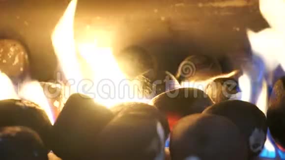 壁炉里温暖燃烧的火视频的预览图