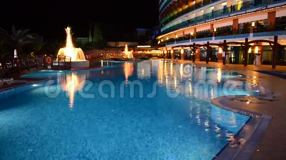 在夜间有喷泉的游泳池视频的预览图