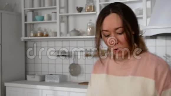 女孩在厨房跳舞视频的预览图