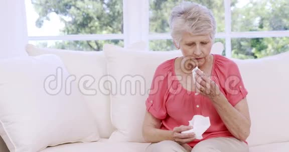 年长的女人在沙发上哭泣视频的预览图