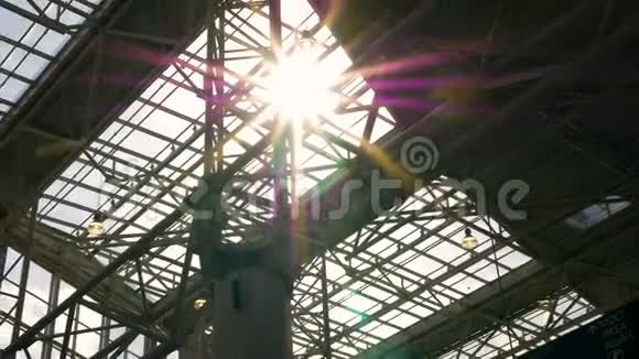 阳光光线穿过玻璃屋顶金属结构视频的预览图