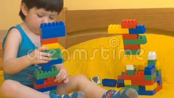 可爱的男孩玩玩具积木视频的预览图