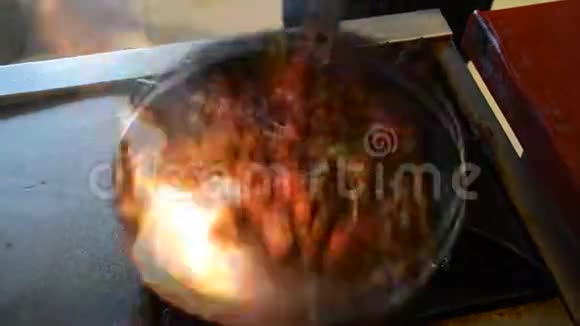 烹调炒肉锅视频的预览图