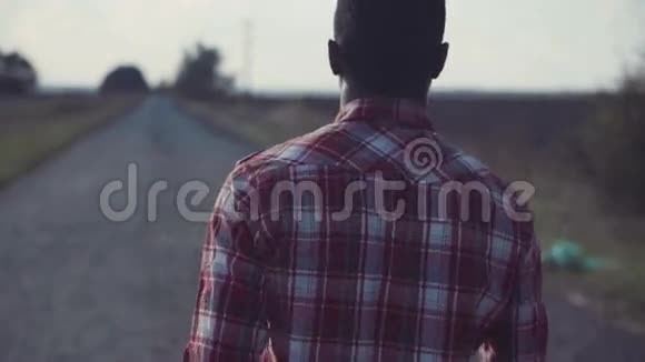 一个黑人直奔乡间小路视频的预览图