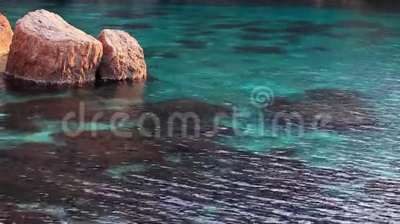 海岸边的巨石视频的预览图