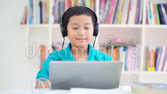 快乐的少年在图书馆听音乐视频的预览图