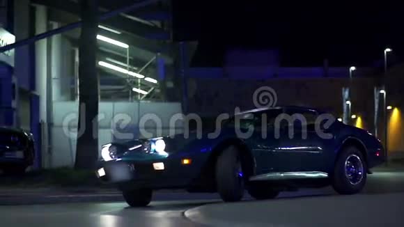 考维特在夜间缓慢行驶视频的预览图