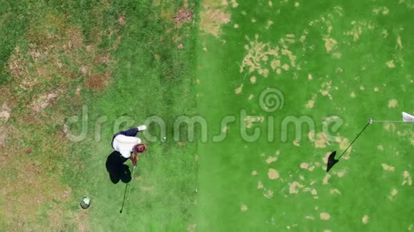 男子高尔夫球手打高尔夫球的俯视图视频的预览图