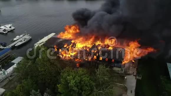 大火后烧毁工业仓库中心大楼的鸟瞰图视频的预览图