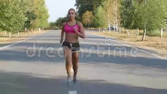 美丽的女运动员在乡间小路上奔跑户外培训视频的预览图
