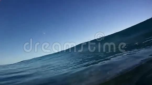 夏威夷的蓝色海洋冲浪海浪拍打镜头视频的预览图