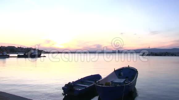 粉红色的日落在海上视频的预览图