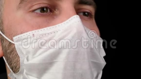 一个戴着医疗面具哭的男人视频的预览图