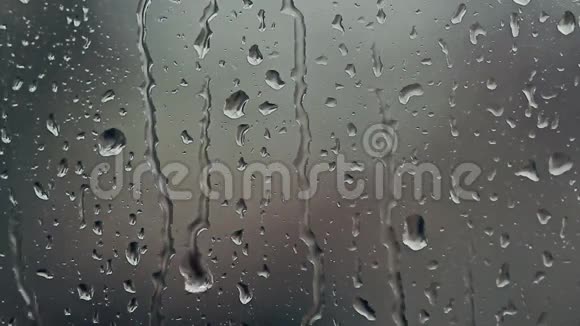 窗户上有雨滴视频的预览图