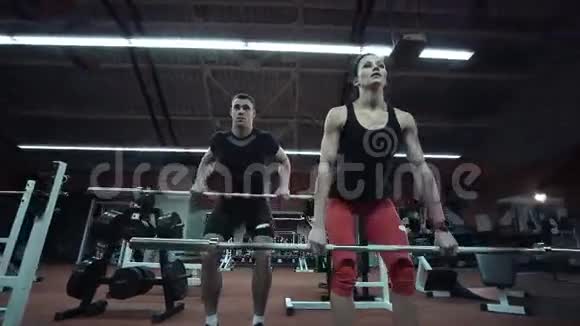 强壮的运动伴侣在健身房锻炼视频的预览图