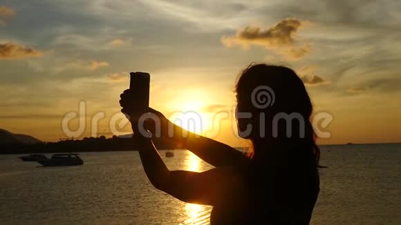 在海上巡航期间年轻女子在美丽的夕阳下自拍动作缓慢泰国1920x1080视频的预览图