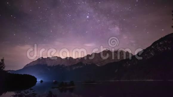 4德国巴伐利亚州的艾布西湖和祖格斯皮策山的K夜时光流逝视频的预览图