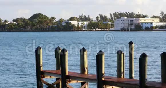迈阿密海滩的木制码头和豪华住宅视频的预览图