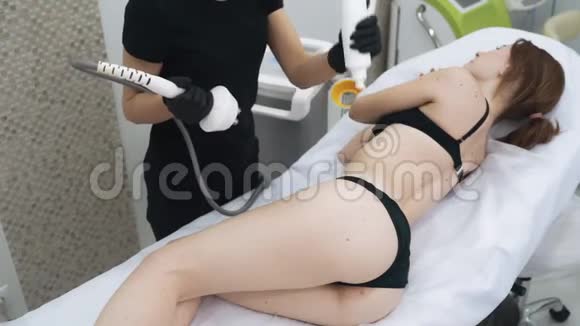 医生双手在女性身体上涂特殊的凝胶做升降手术慢动作视频的预览图