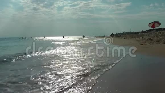 浪在沙滩上奔跑视频的预览图