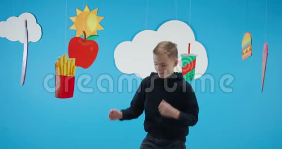 在食物招牌间跳舞的男孩视频的预览图