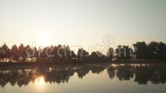 清晨在湖边视频的预览图