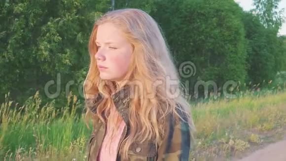 在大自然中一个穿着军服的少女在森林附近的田野上漫步孩子有一头金发视频的预览图
