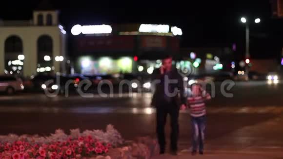 男人和孩子在城市里度过夜晚视频的预览图