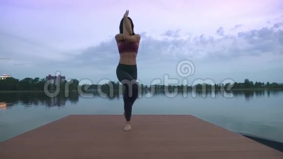在码头做瑜伽的女人视频的预览图