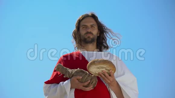 耶稣拿着面包和一瓶酒分享圣餐圣餐视频的预览图