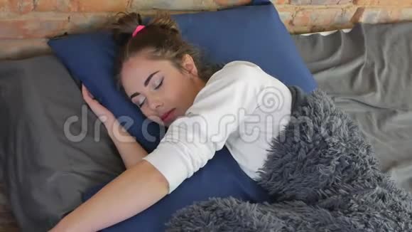 女人睡得很好视频的预览图