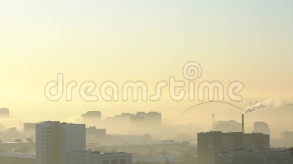 城市上空的烟雾视频的预览图
