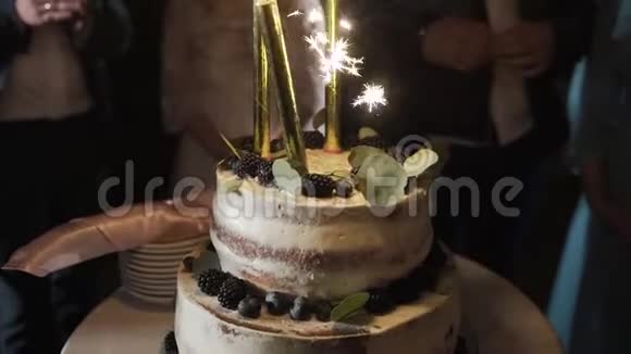 婚礼派对上的结婚蛋糕视频的预览图