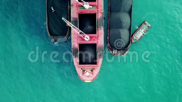 在海上货物港的散货船上装载煤炭高空俯视图视频的预览图