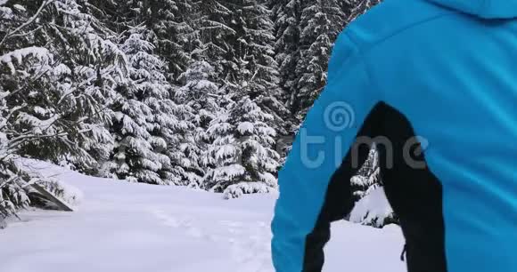 一个在白雪皑皑的冬林中的人视频的预览图