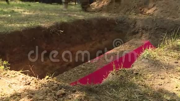 坟墓里的红色棺材视频的预览图