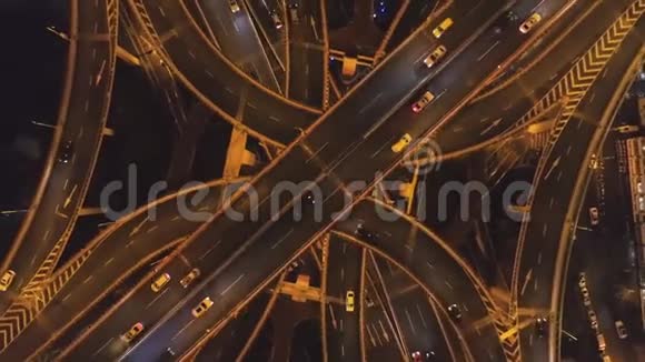 夜间综合公路交叉口上海城中国高空垂直俯视图视频的预览图
