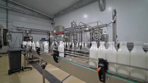 奶厂输送机2台视频的预览图