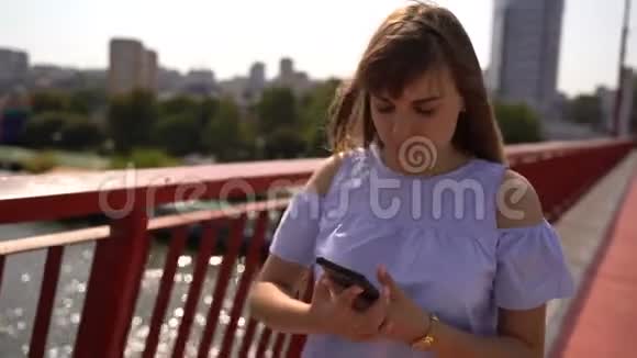 女孩带着电话去视频的预览图