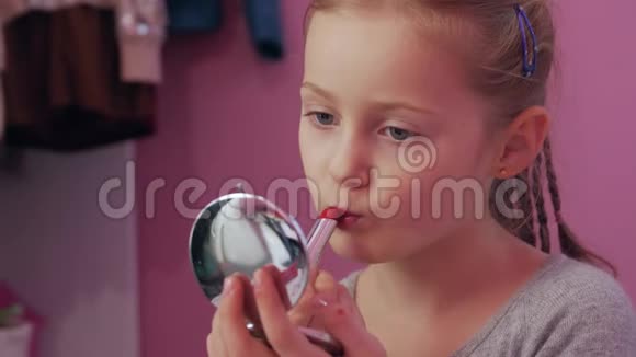 小女孩画嘴唇视频的预览图