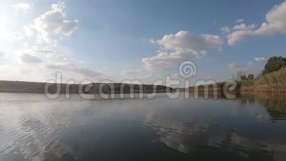 湖面和海岸视频的预览图