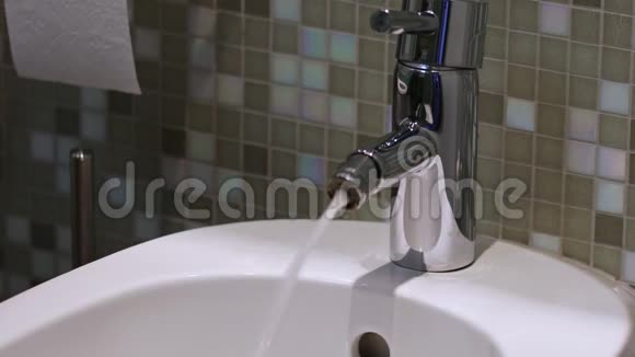 洗衣间的浴盆视频的预览图