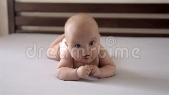 婴儿躺在他的肚子上视频的预览图