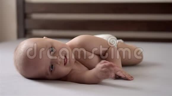 婴儿躺在他的肚子上视频的预览图